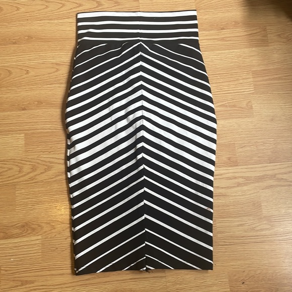 HOST PICK💕 Bebe striped/ombré pencil skirt - Picture 2 of 4